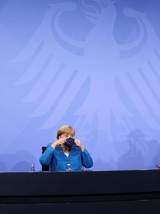 Michael Müller, Angela Merkel (CDU) und Markus Söder verlassen eine Pressekonferenz nach der Ministerpräsidentenkonferenz.