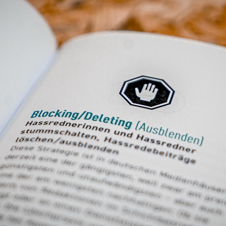 Ein Eintrag in einer Broschüre zum Thema "Hassrednerinnen und Hassredner stummschalten, Hassredebeiträge löschen/ausblenden".