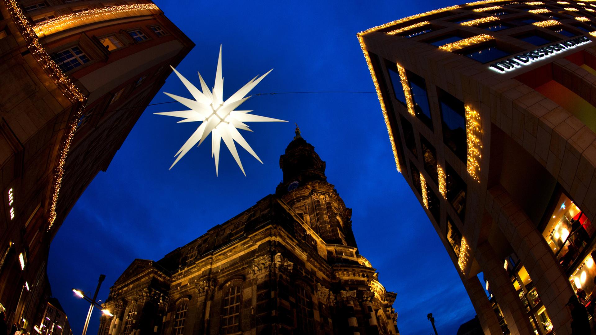 Der weihnachtliche Altmarkt in Dresden, im Hintergrund die Kreuzkirche