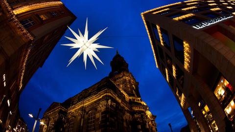 Der weihnachtliche Altmarkt in Dresden, im Hintergrund die Kreuzkirche