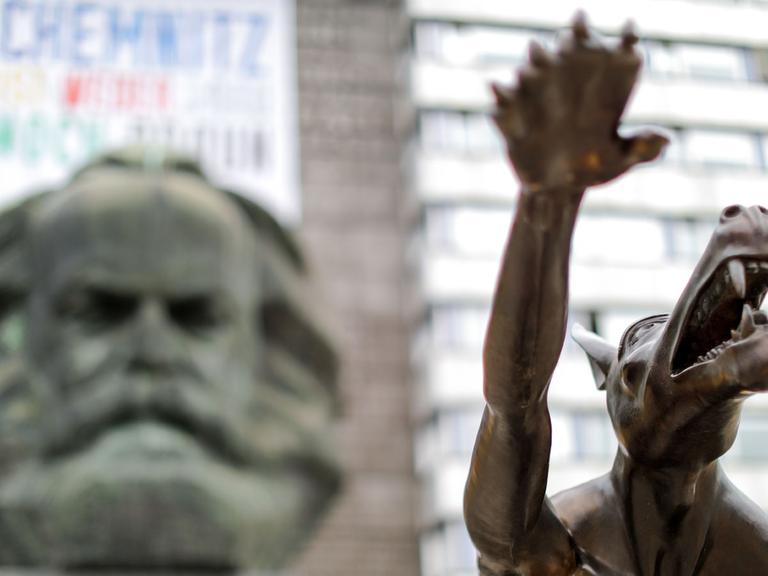 Ein Bronze-Wolf des Künstlers Rainer Opolka, der den Hitlergruß zeigt, steht vor dem Karl-Marx-Monument in Chemnitz.