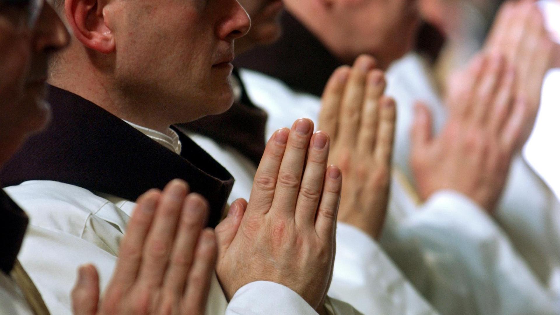 Zum Gebet gefaltete Hände von Mitgliedern der Internationalen Vereinigung Päpstlichen Rechts, die "Herolde des Evangeliums" 2005 während der Zeremonie einer Priesterweihe in der Basilica do Carmo in Sao Paulo.