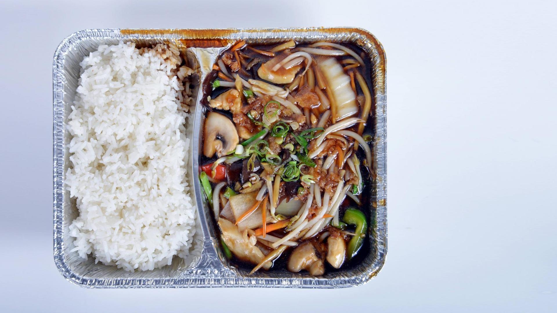 Eine Alubox mit Reis und Chop Suey.