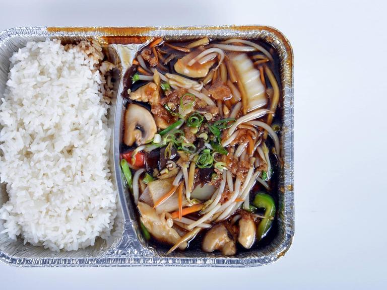 Eine Alubox mit Reis und Chop Suey.