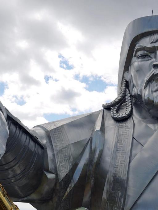 30 Meter hohes Dschingis Khan Denkmal in der Mongolei