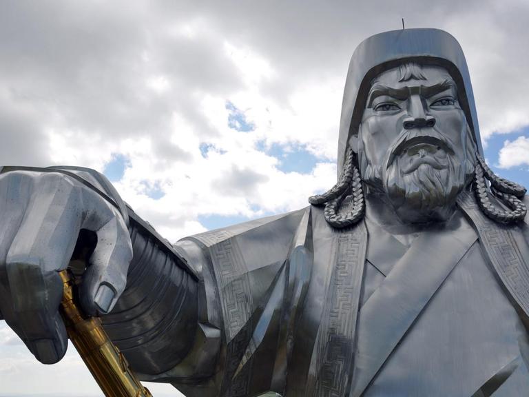 30 Meter hohes Dschingis Khan Denkmal in der Mongolei