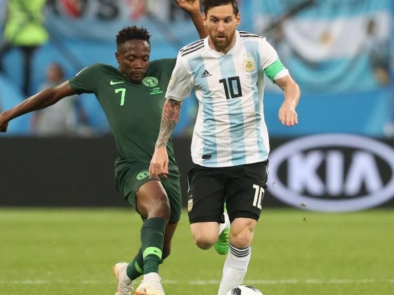 Der Argentinier Lionel Messi und Ahmed Musa aus Nigeria kämpfen um den Ball.