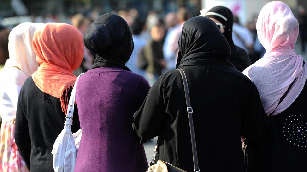 Frauen mit Kopftüchern auf einer Demo von Islamisten in Frankfurt am 20.04.2011.
