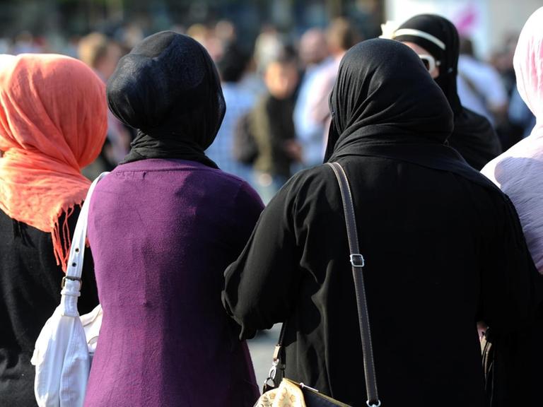 Frauen mit Kopftüchern auf einer Demo von Islamisten in Frankfurt am 20.04.2011.