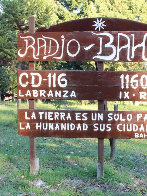 Ein Hinweisschild für Radio Bahai