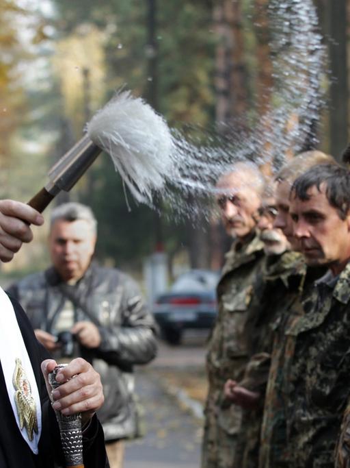 Filaret Denysenko, Patriarch der Ukrainisch-Orthodoxen Kirche, segnet Mitglieder des ukrainischen Bataillons Zolotye Vorota in einem Trainingslager der Nationalgarde nahe Kiew