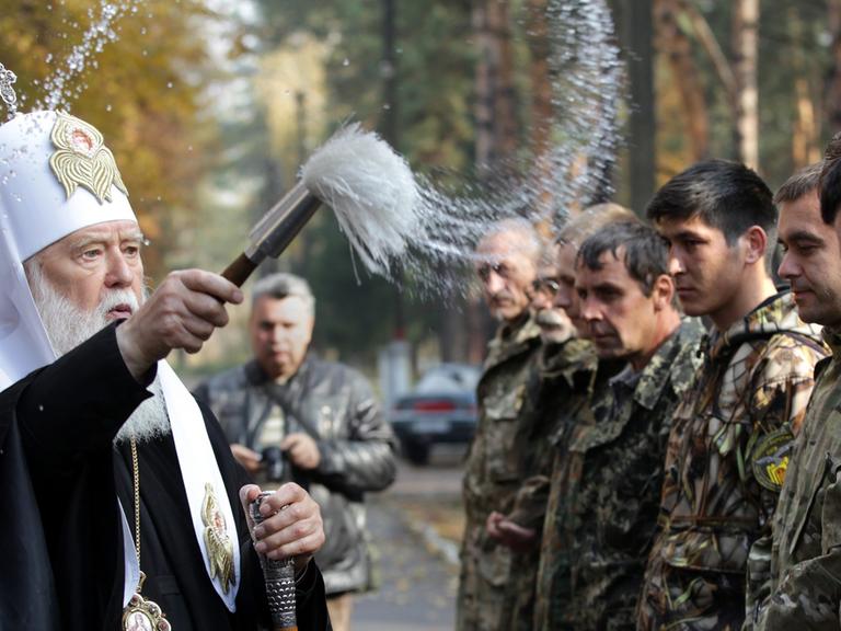 Filaret Denysenko, Patriarch der Ukrainisch-Orthodoxen Kirche, segnet Mitglieder des ukrainischen Bataillons Zolotye Vorota in einem Trainingslager der Nationalgarde nahe Kiew