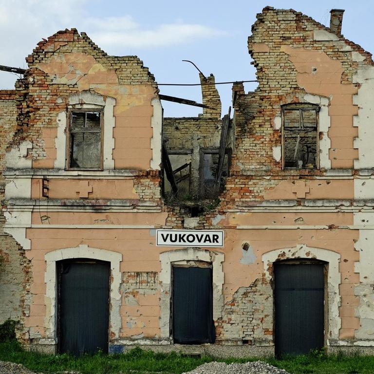 Voller Einschusslöcher - so sehen noch 20 Jahre nach Kriegsende viele Gebäude im kroatischen Vukovar aus
