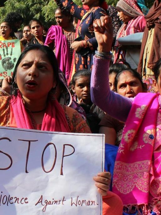 Demonstrierende Frauen in traditionellen Saris im Hungerstreik, nach der Vergewaltigung und dem Mord an einer Tierärztin in Hyderabad.