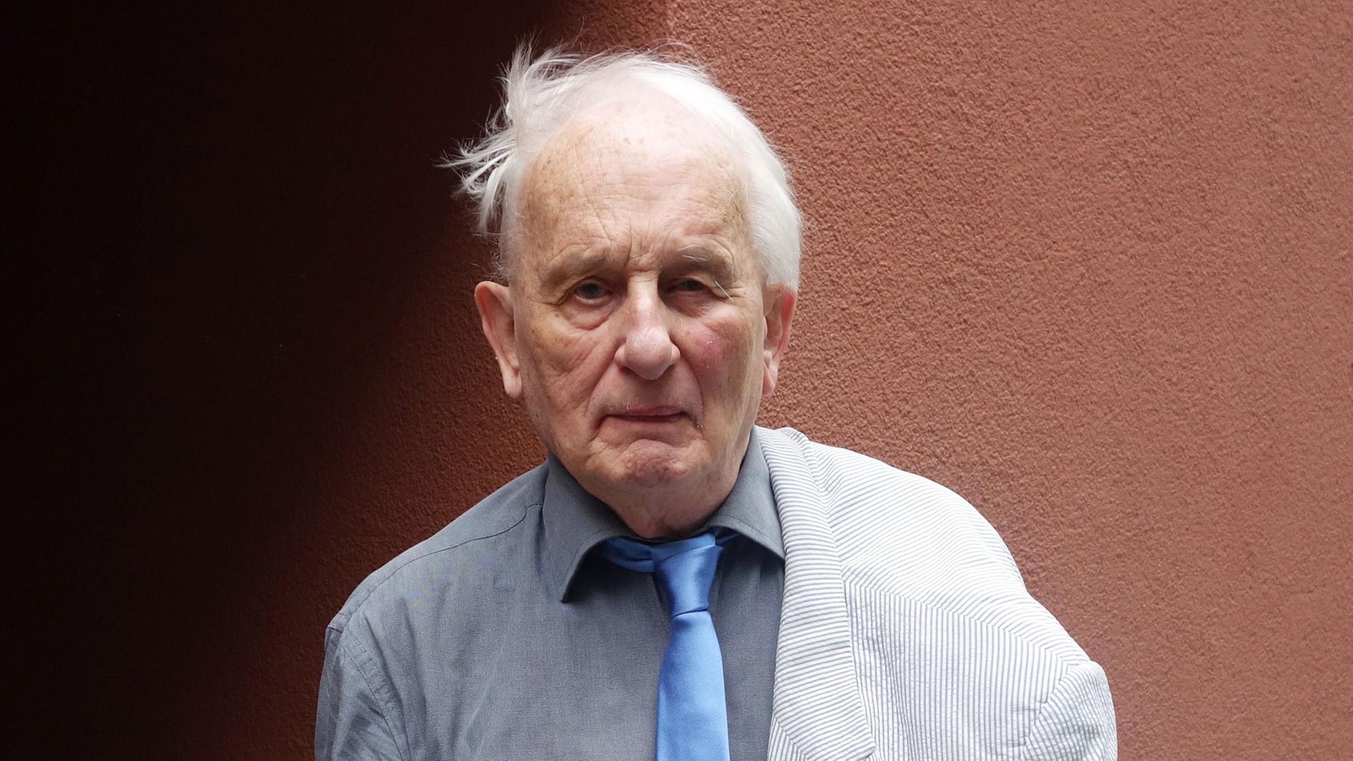 Der Autor Rolf Hochhuth bei einem Fototermin zum Theaterstück "Sommer 14" vor dem Theater Berliner Ensemble am Schiffbauerdamm in Berlin.