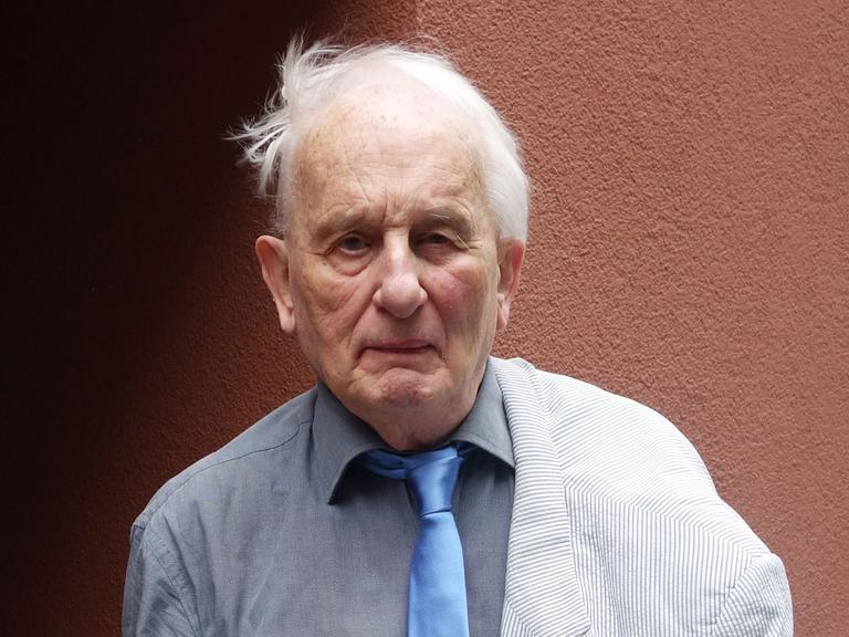Der Autor Rolf Hochhuth bei einem Fototermin zum Theaterstück "Sommer 14" vor dem Theater Berliner Ensemble am Schiffbauerdamm in Berlin.