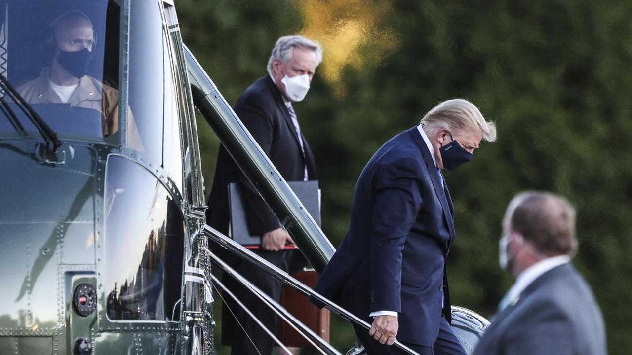 US-Präsident Donald Trump steigt auf dem Gelände der Walter Reed Militärklinik aus einem Hubschrauber