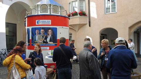13.10.2018, Italien, Brixen: An einem Wahlkampfstand der rechtspopulistischen Partei Die Freiheitlichen werben Mitglieder der Partei um Stimmen.