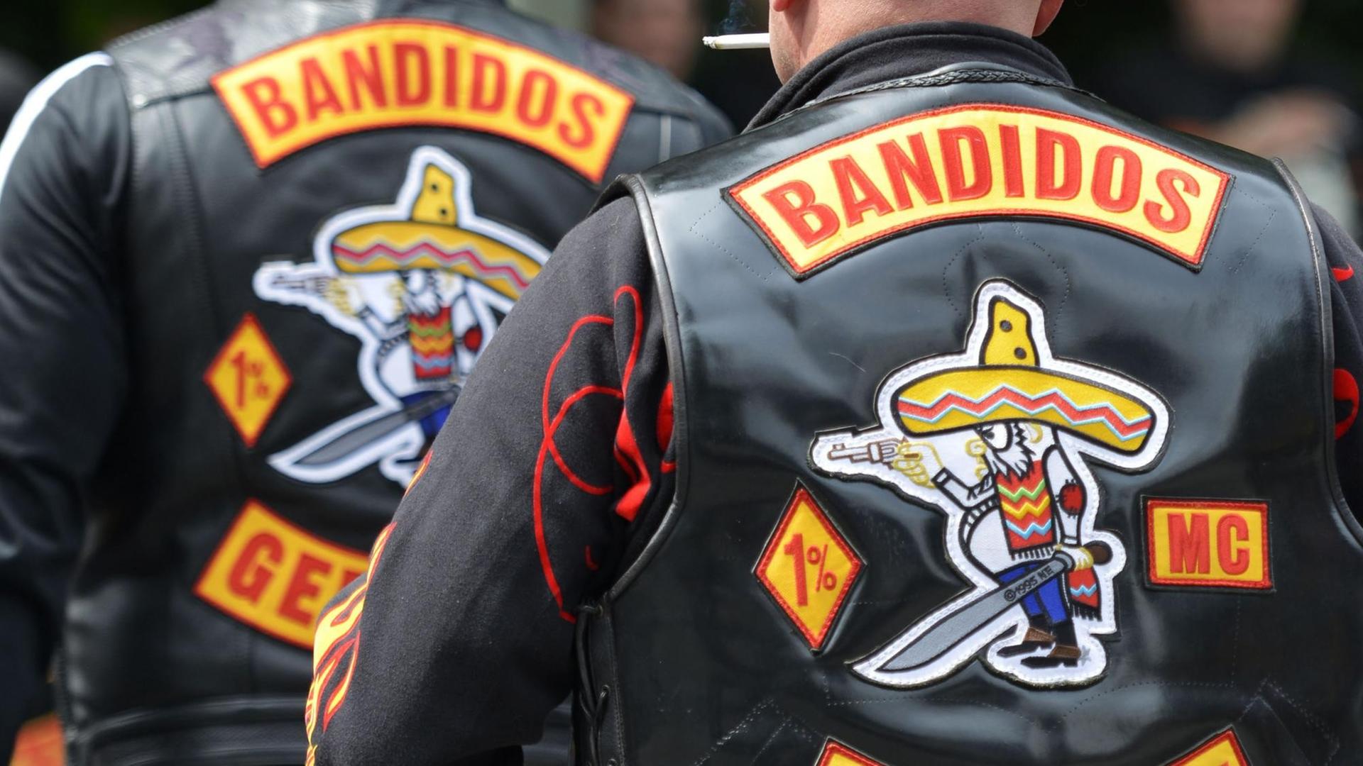 Zwei Bandidos-Rocker von hinten, auf ihren Lederwesten steht die Aufschrift "Bandidos Germany". Zwei Bandidos-Rocker von hinten, auf ihren Lederwesten steht die Aufschrift "Bandidos Germany".