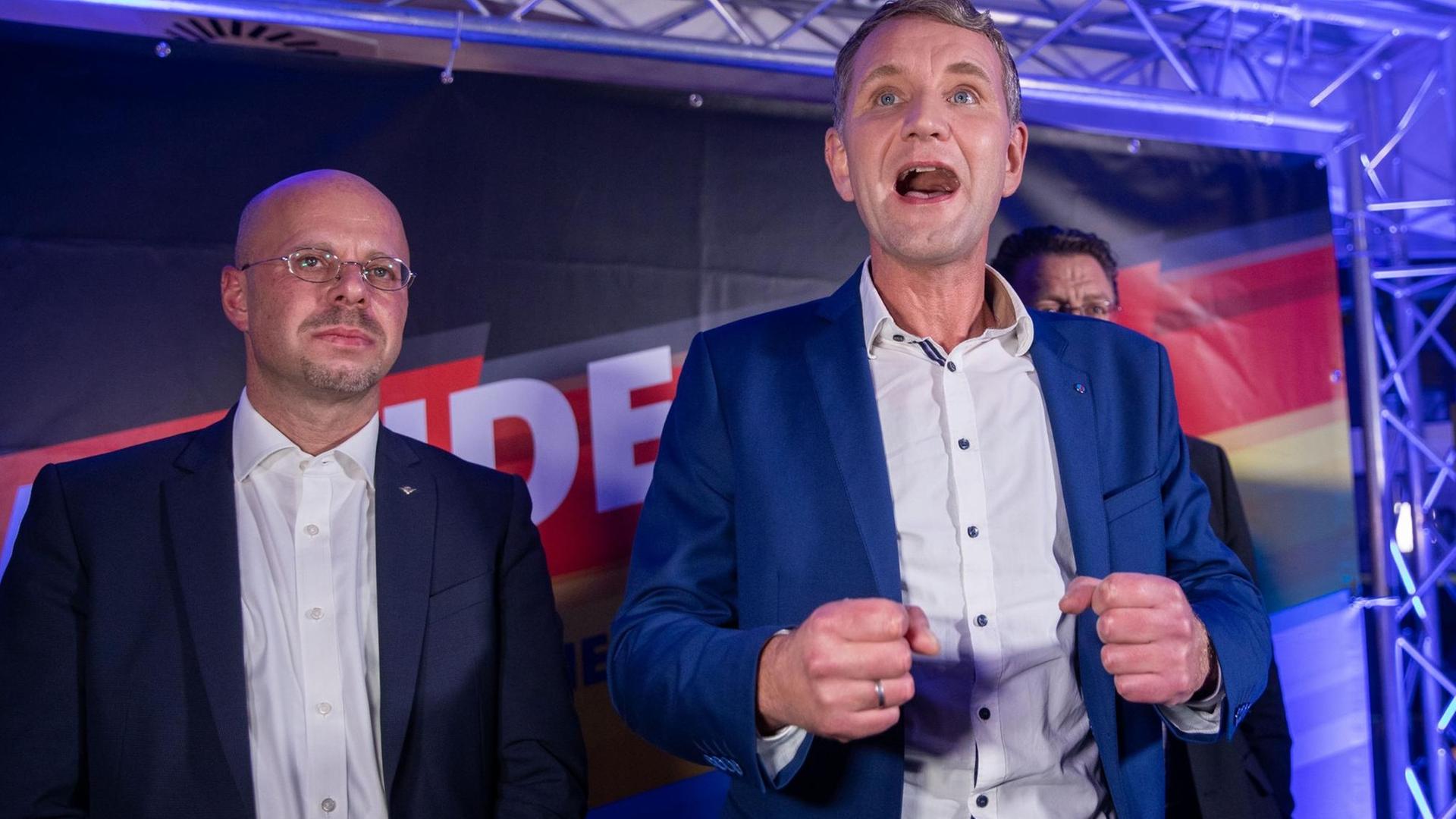 Björn Höcke, Spitzenkandidat der AfD bei der Landtagswahl in Thüringen, und Andreas Kalbitz (l) , Landesvorsitzender der AfD in Brandenburg stehen bei der Wahlparty der AfD auf der Bühne.