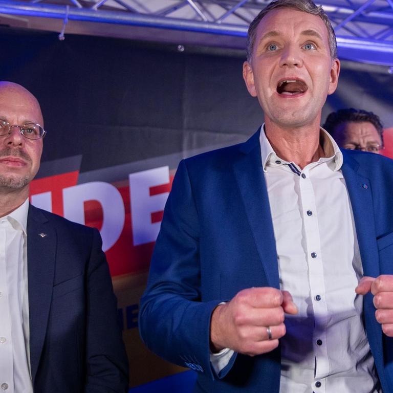 Björn Höcke, Spitzenkandidat der AfD bei der Landtagswahl in Thüringen, und Andreas Kalbitz (l) , Landesvorsitzender der AfD in Brandenburg stehen bei der Wahlparty der AfD auf der Bühne. 