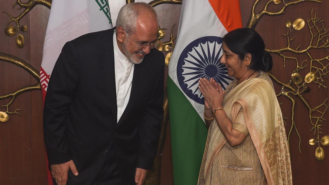 Sushma Swaraj (r.) und Mohammad Javad Zarif, Außenminister von Indien und Iran, Ende Mai 2018 bei einem Treffen in Neu-Delhi