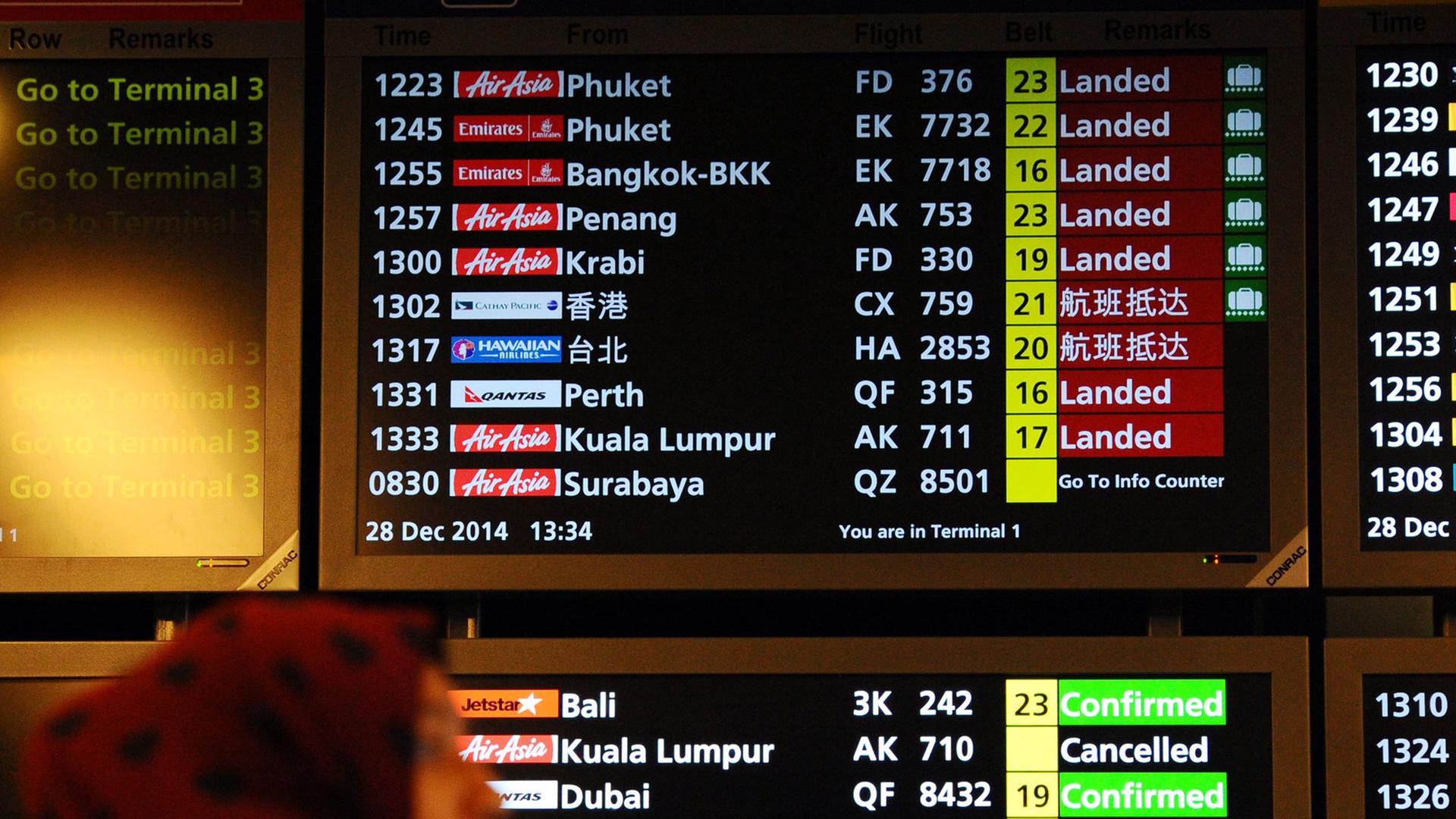Eine digitale Tafel, zeigt im Flughafen die Flüge an.