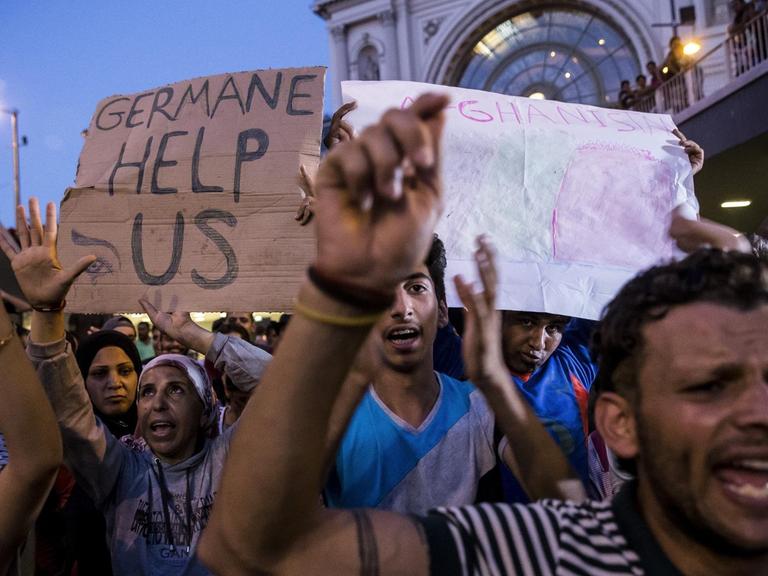 Geflüchtete demonstrieren am 30.8.2015 am Budapester Ostbahnhof Keleti gegen die ungarische Flüchtlingspolitik.