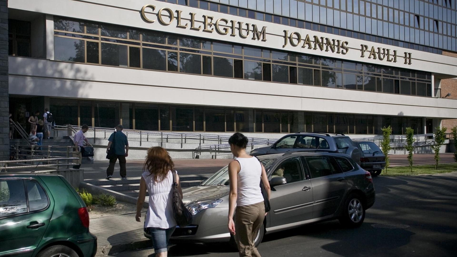 Studenten vor der katholischen Universität Lublin "Johannes Paul II"