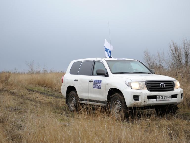 OSZE-Patrouille in der Region Donzek (Ost-Ukraine) am 26.12.2015.
