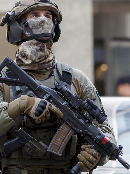 Ein bewaffneter Schweizer Polizist bewacht die Straße während der Syrien-Friedensgespräche in Genf.