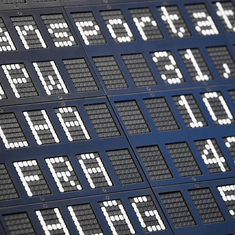 Frankfurt/Main: Die Aktie der deutschen Fluggesellschaft Lufthansa wird mit dem Kürzel LHA auf der Anzeigetafel der Frankfurter Wertpapierbörse bei den Transport-Werten über der Aktie des Flughafenbetreibers Fraport (FRA) gelistet. 