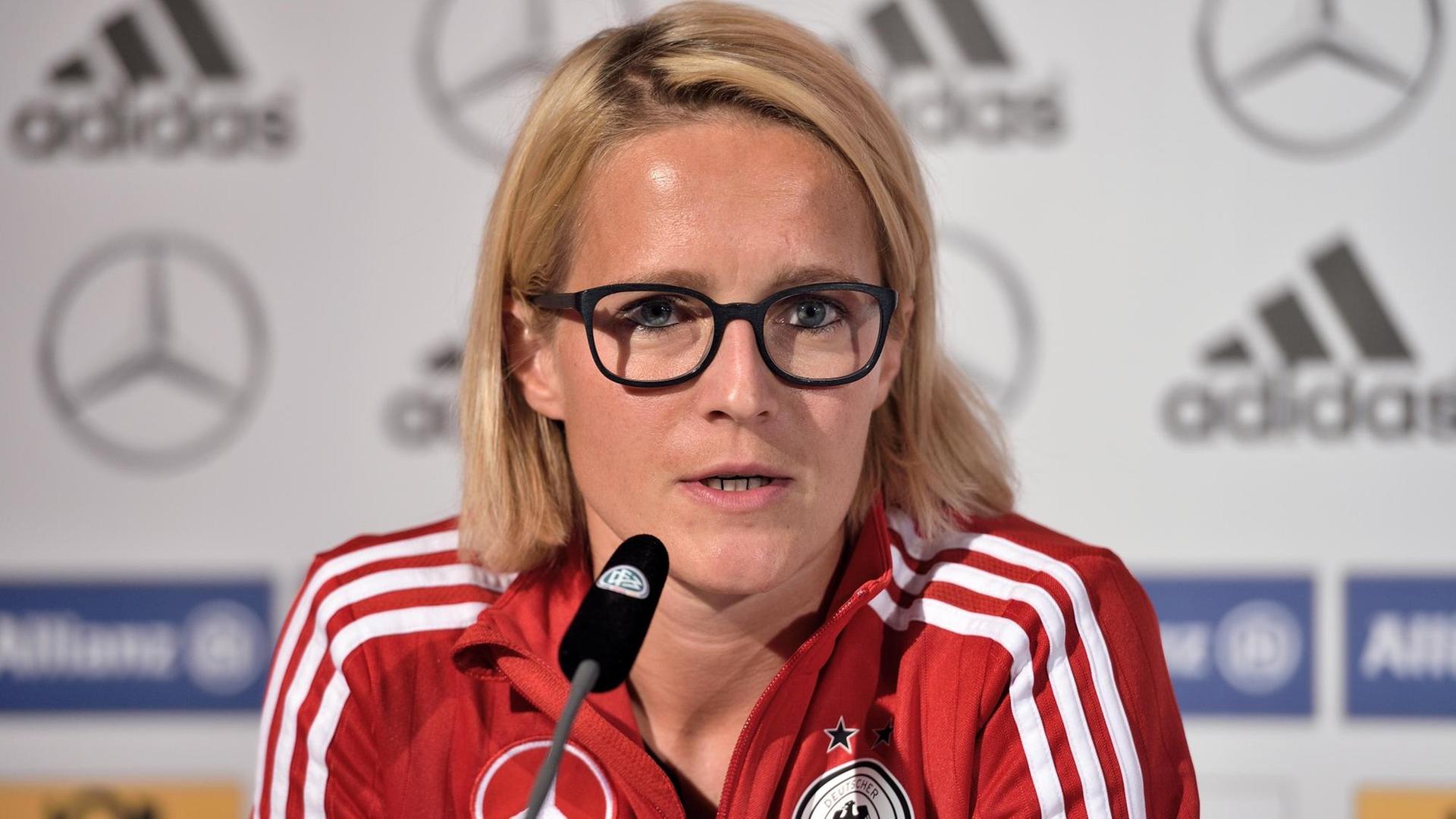 Saskia Bartusiak spricht auf einer DFB-Pressekonferenz