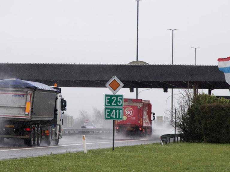 Ein Lastwagen passiert die belgisch-luxemburgische Grenze.
