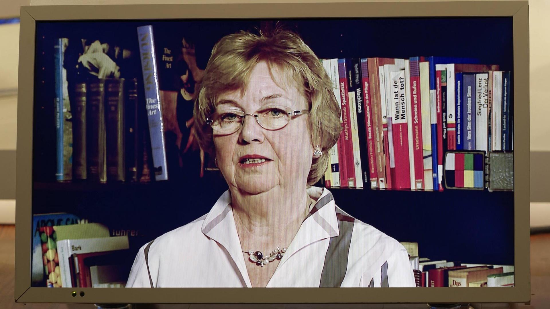 Christel Bienstein, Präsidentin des Deutschen Berufsverbandes für Pflegeberufe DBfK e.V., per Videoschalte zu Gast bei Anne Will im Ersten Deutschen Fernsehen. Christel Bienstein, Präsidentin des Deutschen Berufsverbandes für Pflegeberufe DBfK e.V., per Videoschalte zu Gast bei Anne Will im Ersten Deutschen Fernsehen.