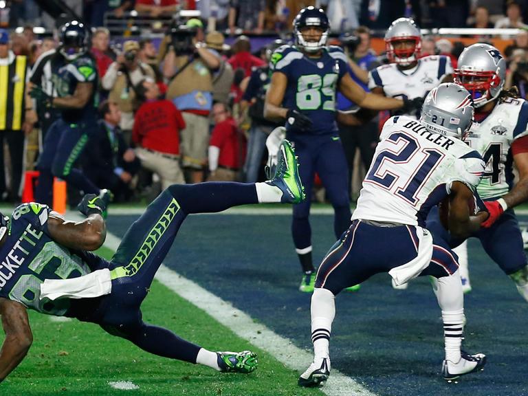Eine Spiel-Szene im Super Bowl, dem Finale des "American Football"