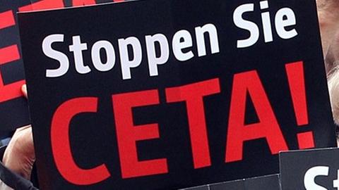 Menschen demonstrieren in Berlin gegen die Freihandelsabkommen Ceta und TTIP.