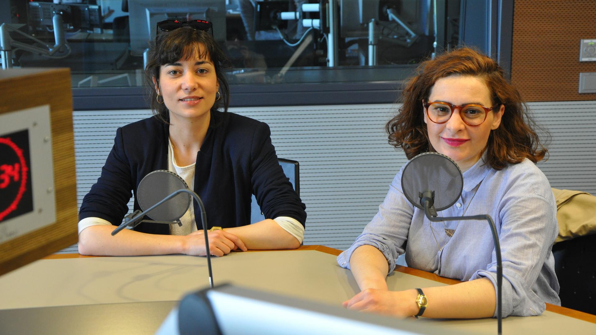 Ayla Gottschlich (links) und Biene Pilavci in der Sendung "Kompressor" im Deutschlandradio Kultur. Sie sind Macherinnen des Films "Chronik einer Revolte - ein Jahr Istanbul"