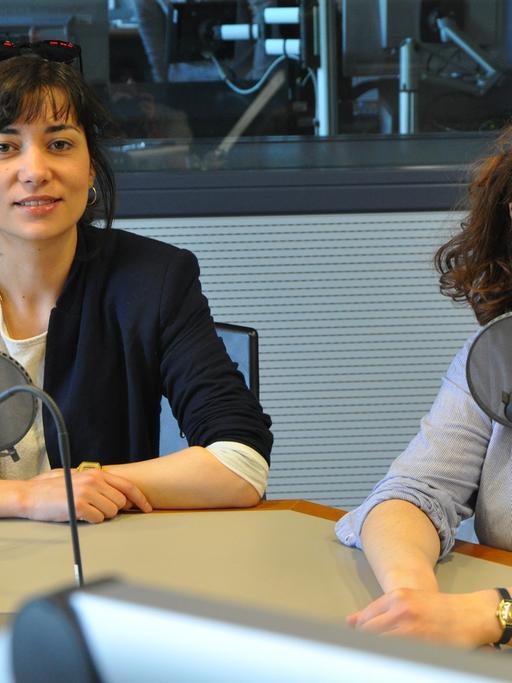 Ayla Gottschlich (links) und Biene Pilavci in der Sendung "Kompressor" im Deutschlandradio Kultur. Sie sind Macherinnen des Films "Chronik einer Revolte - ein Jahr Istanbul"