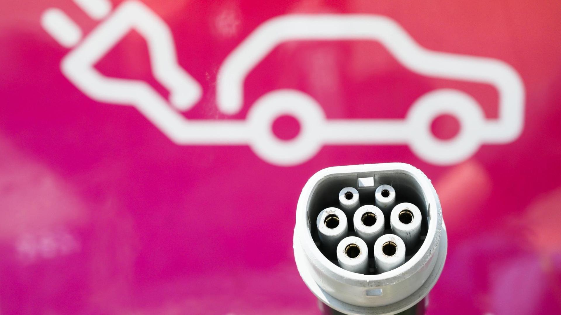 Ein Stecker einer Ladesäule für E-Autos