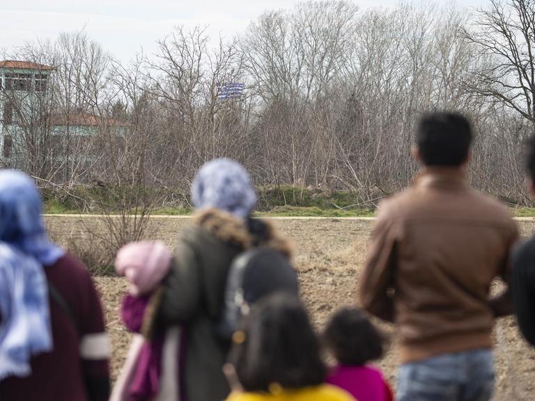 Flüchtlinge laufen in der Türkei in Richtung griechische Grenze