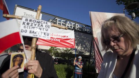 Eine Protestaktion von Hardcore-Gläubigen, die gegen die Inszenierung "Der Fluch" am Powszechny-Theater in Warschau, Polen am 27. Mai 2017 protestieren