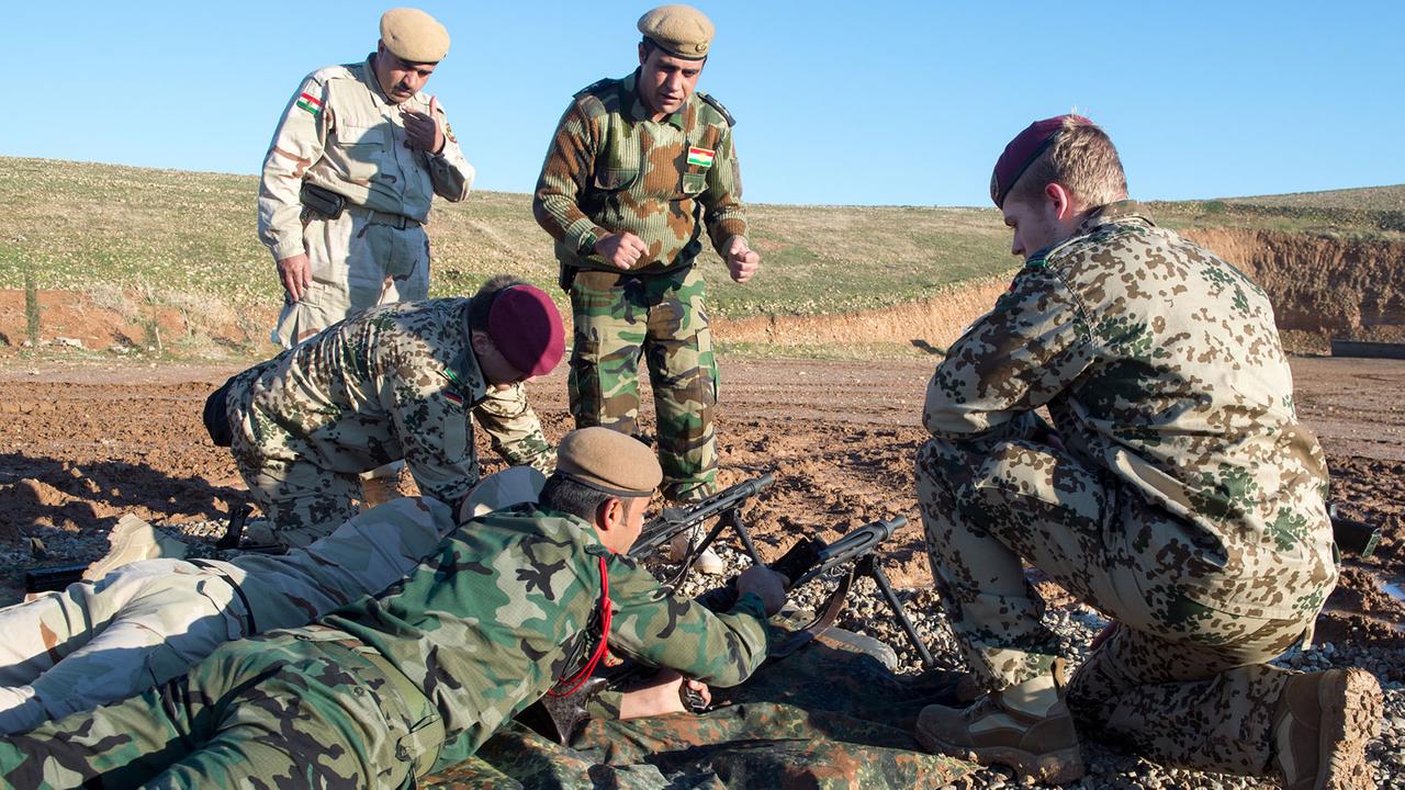 Bundeswehrsoldaten bilden in der Nähe von Erbil in Kurdistan Peschmerga-Kämpfer an deutschen Waffen aus.