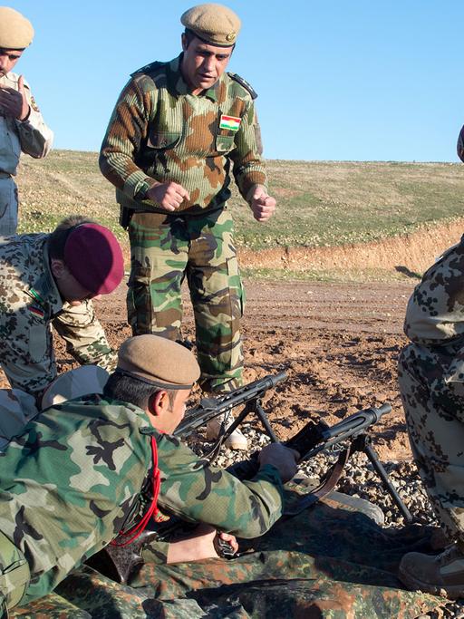 Bundeswehrsoldaten bilden in der Nähe von Erbil in Kurdistan Peschmerga-Kämpfer an deutschen Waffen aus.