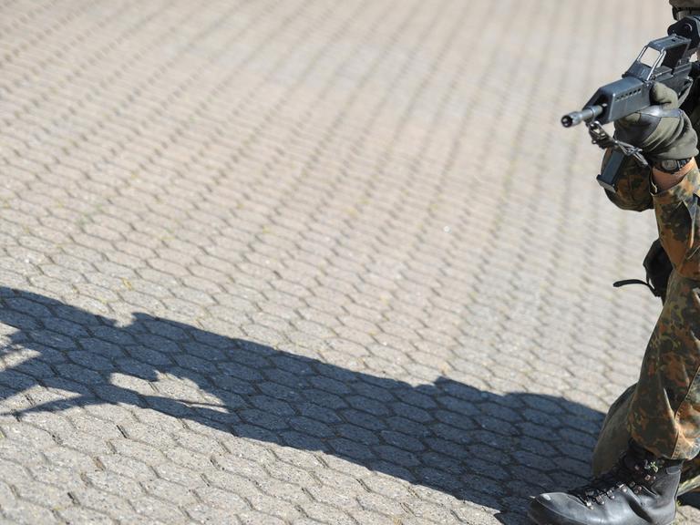 Ein Soldat der Infanterieschule Hammelburg sichert am 16.07.2010 während einer Vorführung beim "Tag der Infanterie" im Bundeswehr-Übungsdorf Bonnland ein Gebäude.