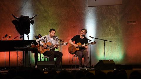 Die Liedermacher Simon Eickhoff und jan Traphan auf der Bühne des Kurhaus Meran