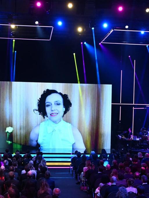 Die Drehbuchautorin und Preisträgerin in der Kategorie "Bestes Drehbuch", Maria Schrader, spricht per Videobotschaft bei der Verleihung des Deutschen Filmpreises 2021, der "Lola".