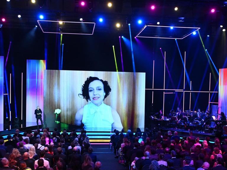 Die Drehbuchautorin und Preisträgerin in der Kategorie "Bestes Drehbuch", Maria Schrader, spricht per Videobotschaft bei der Verleihung des Deutschen Filmpreises 2021, der "Lola".