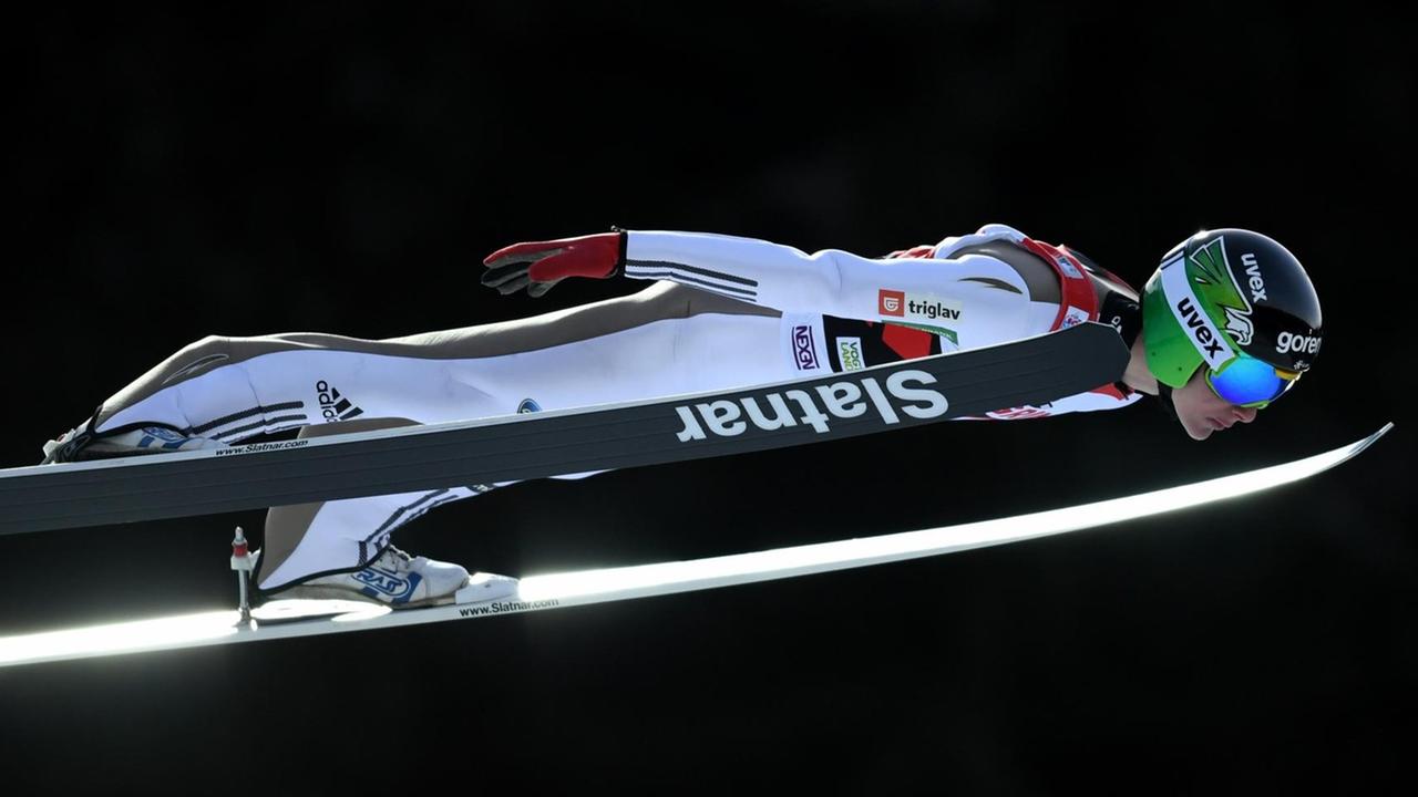 Der slowenische Skispringer Domen Prevc springt im ersten Wertungsdurchgang beim Weltcup am 04.12.2016 von der Großschanze in der Vogtland Arena in Klingenthal (Sachsen). Foto: Hendrik Schmidt/dpa-Zentralbild/dpa |
