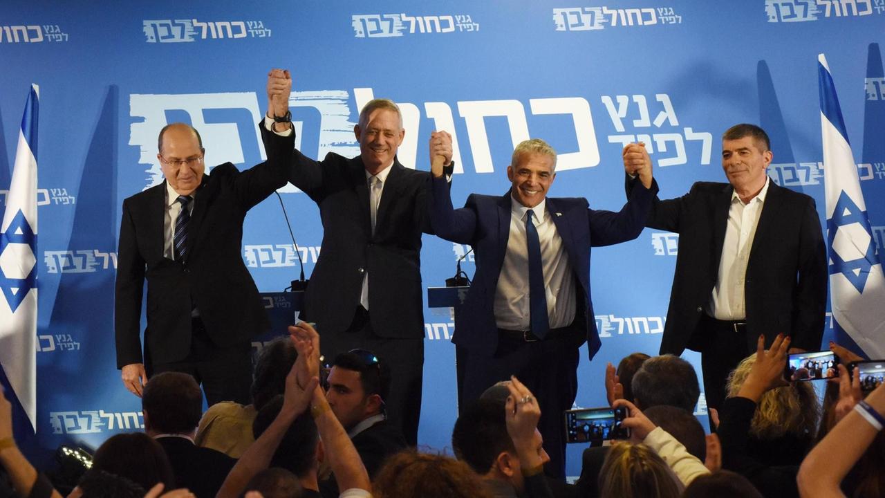 Benny Gantz (2.v.l.) und Yair Lapid (3.v.l.) von der Partei der Generäle bei einem Pressetermin im Feburar 2019